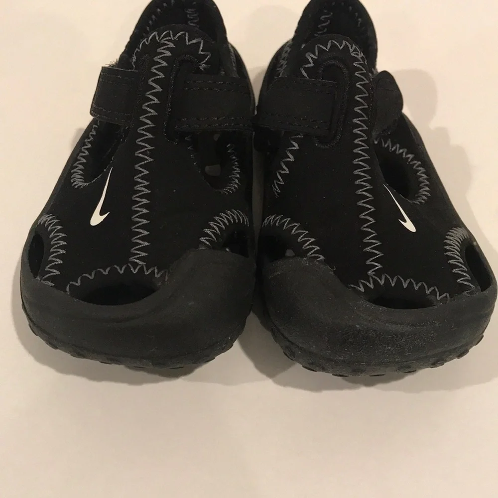 Nike Toddler Water Shoes (size 5C)